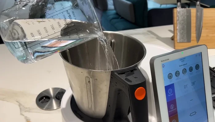 Préparation des gaufres salées : Cuire les pommes de terre à la vapeur pendant 15 minutes. Écraser les pommes de terre avec l'ail, les œufs, le fromage, le persil, le poivre, le sel et la maïzena. Cuire les gaufres dans un gaufrier.