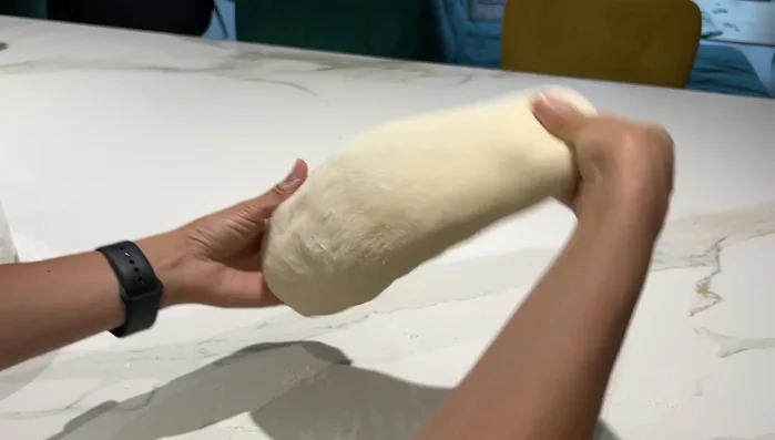Étaler la pâte finement, la garnir (crème, chorizo, viande hachée...) et enfourner à 300°C pendant 8 minutes.
