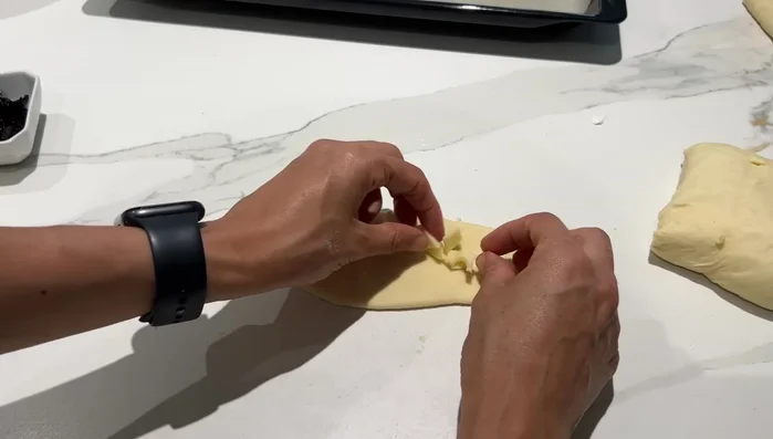 Préparation des petits pains olives et fromage: Utiliser la même pâte que pour les pâtes à l'épider, ajouter le fromage et les olives. Enfourner à 300°C pendant 5-8 minutes.