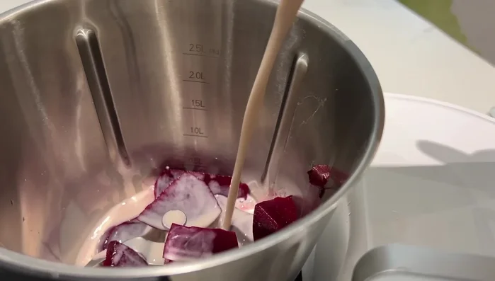 Préparation de la betterave et noix de coco : Mixer la betterave, le lait de noix de coco/amande et la banane.
