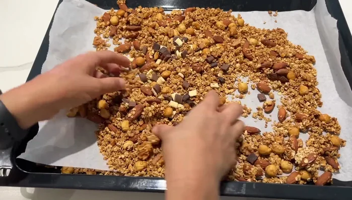 Préparation du granola : Mélanger les flocons d'avoine, les fruits secs, le miel et l'eau. Étaler sur une plaque et enfourner à 150°C pendant 30 minutes.