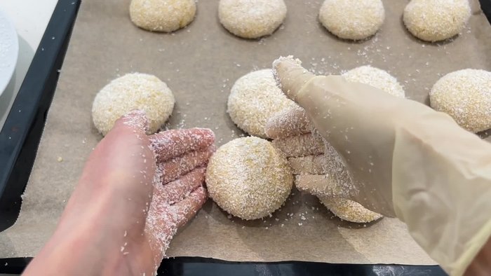 Mélangez tous les ingrédients dans un bol jusqu'à obtenir une pâte homogène. (Il est difficile de donner des quantités précises sans la vidéo)