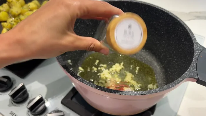 Préparation des lasagnes : Faire revenir de l'ail, du sel, du poivre, de l'huile d'olive (et des oignons si possible). Ajouter 500g de viande hachée et des feuilles de laurier (si disponible).