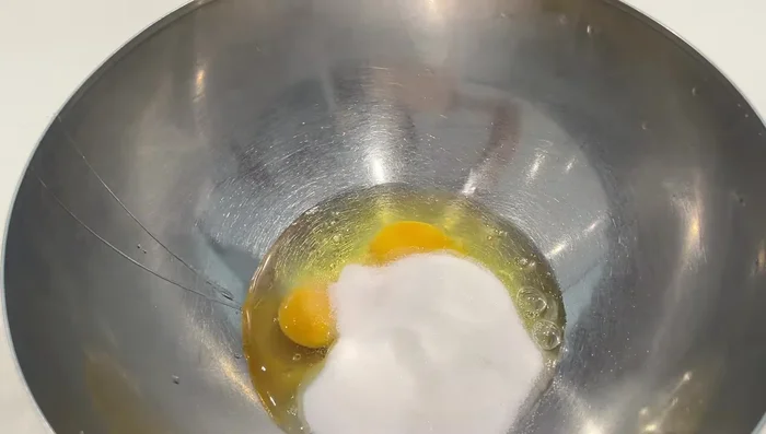 Préparation du cake marbré : Mélanger 3 œufs et 100g de sucre. Incorporer 95g de beurre fondu refroidi. Ajouter 165g de farine et 4g de levure chimique. Diviser la pâte en deux. Incorporer 80g de chocolat fondu (ou 30g de cacao amer) dans l'une des parts. Alterner les deux pâtes dans un moule. Cuire à 180° pendant 40-45 minutes.