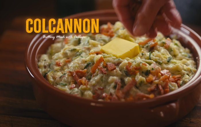 Faire cuire les pommes de terre dans une casserole d'eau bouillante salée jusqu'à ce qu'elles soient tendres (environ 20 minutes).