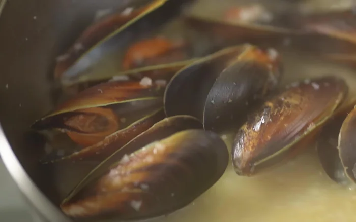 Égoutter les pâtes et les ajouter à la sauce.