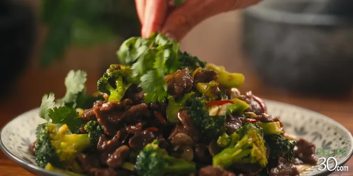Ajouter le brocoli et faire cuire jusqu'à ce qu'il soit tendre-croquant.