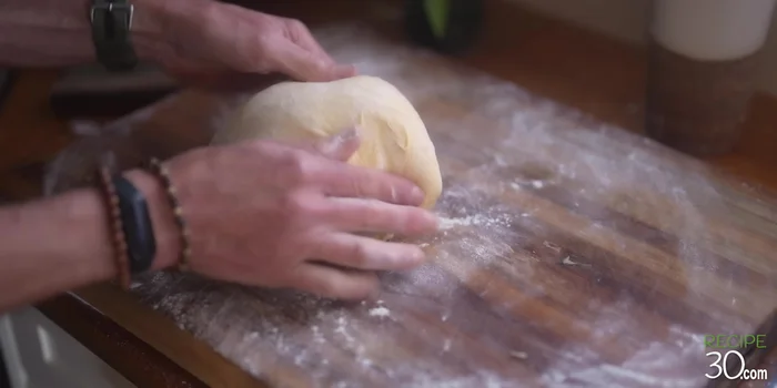 Placez la brioche dans un moule beurré.