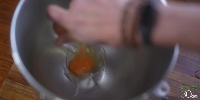Incorporez progressivement le lait et les œufs.