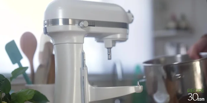 Pétrissez la pâte jusqu'à ce qu'elle soit lisse et élastique (à la main ou au robot).