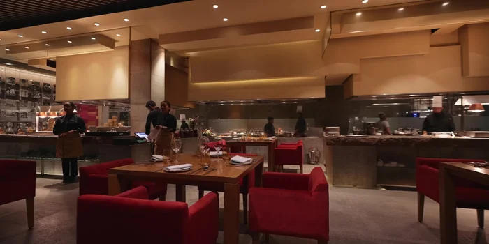 Mariner le poulet: Mélanger le yaourt, le beurre fondu, les épices tandoori, le gingembre, l'ail, le jus de citron, le sel et le poivre. Bien mélanger. Ajouter le poulet et laisser mariner au réfrigérateur pendant au moins 1 heure (idéalement 2 à 3 heures, voir plus).