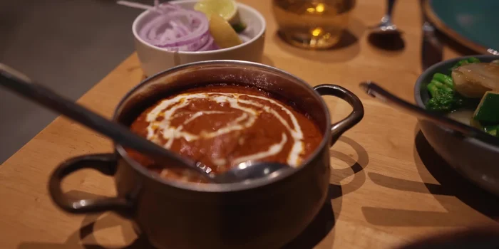 Cuire les légumes: Pendant la cuisson du poulet, faire revenir les légumes dans une marmite avec un peu de beurre ou d'huile jusqu'à ce qu'ils soient tendres-croquants.
