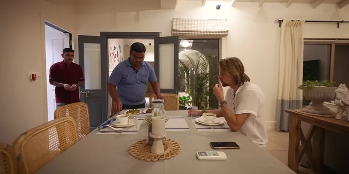 Préparation de la soupe de poulet au citron et à la coriandre.
