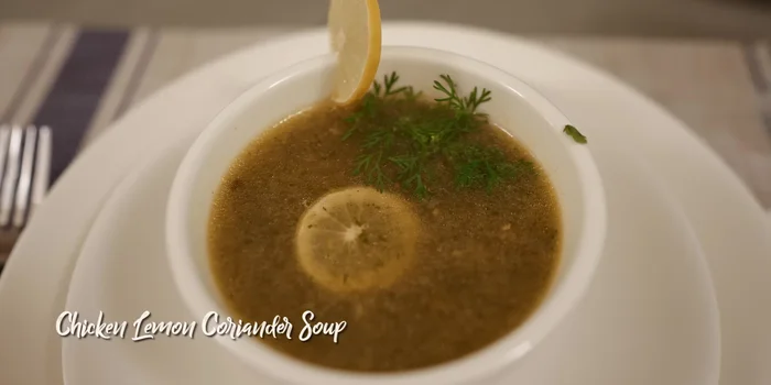 Préparation du poulet pas trop épicé dans une sauce acidulée.