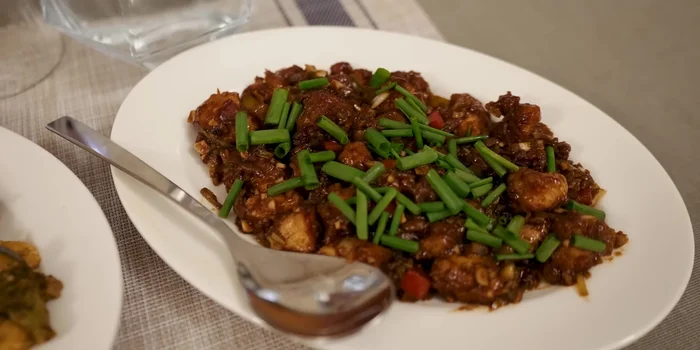 Préparation de l'aubergine fumée écrasée avec des herbes et des épices.