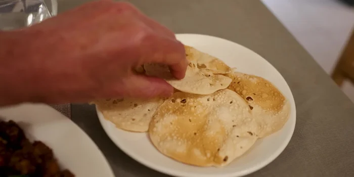 Préparation des papadums croustillants.