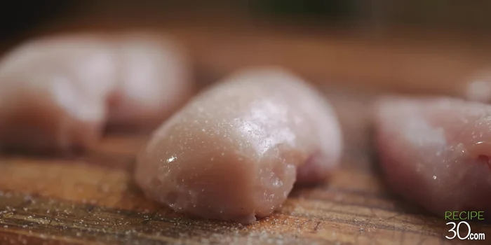 Préparation des oignons : Couper les oignons en fines lamelles. Faire revenir les oignons dans une poêle avec un peu d’huile d’olive jusqu’à ce qu’ils soient bien confits et caramélisés. (On peut ajouter du Whisky à ce moment pour apporter une touche d'intensité. Attention, ce n'est pas pour les chiens!)