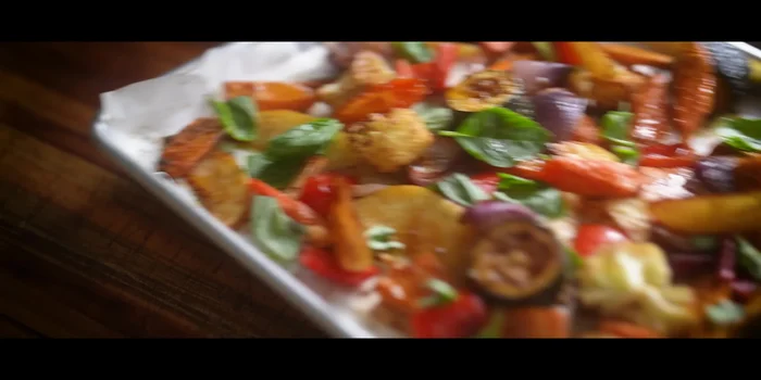 Couper les légumes en morceaux de taille similaire. (Pas d'information précise dans la transcription)