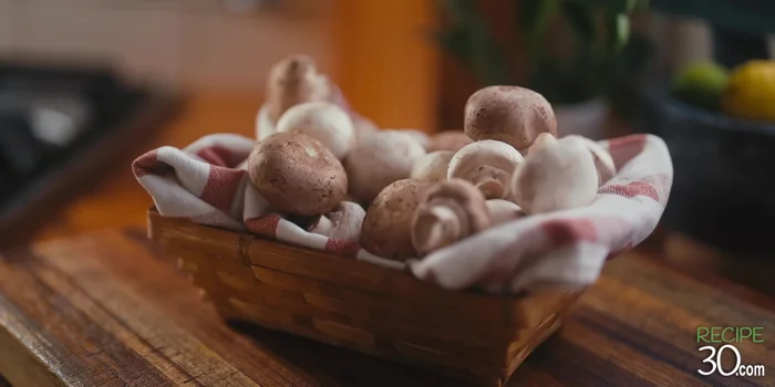 Préparation des champignons et des autres ingrédients.
