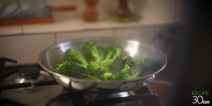 Ajouter les fleurettes de brocoli et faire cuire jusqu'à ce qu'elles soient tendres, mais encore légèrement croquantes (environ 5-7 minutes).