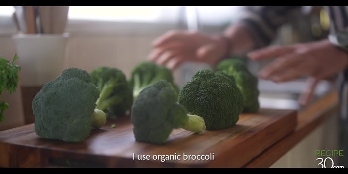 Préparation du brocoli : Couper le brocoli en fleurettes.
