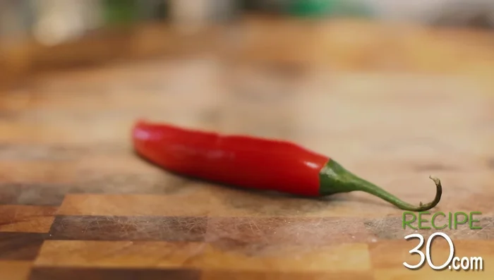 Faire bouillir de l'eau salée. Ajouter un piment entier coupé en deux (épépinez-le), et un peu de persil plat haché.