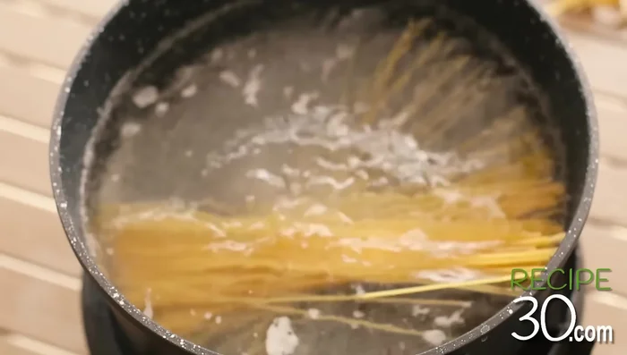 Cuire les pâtes presque al dente.