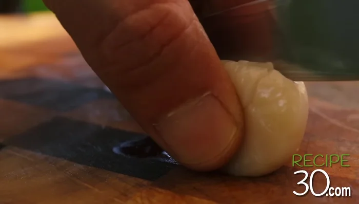 Couper les Saint-Jacques en deux (si petites, passez cette étape). Nettoyer les moules.