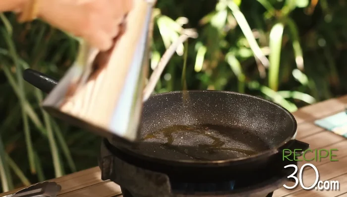 Dans la même poêle, faire revenir à feu vif les câpres, le piment haché, les anchois hachés et l'ail haché jusqu'à coloration.