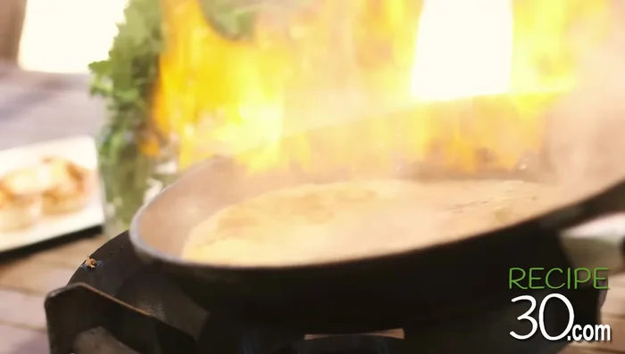 Déglacer avec du vin blanc. Ajouter la sauce marinara.