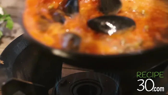 Ajouter les moules, mélanger et cuire 3 minutes à couvert.
