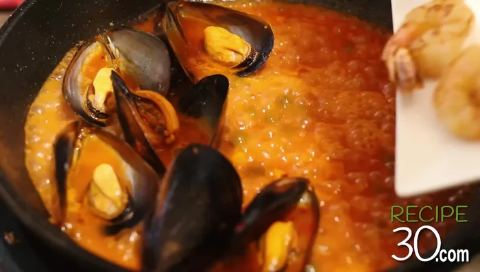 Ajouter les crevettes et les Saint-Jacques. Incorporer le persil haché.