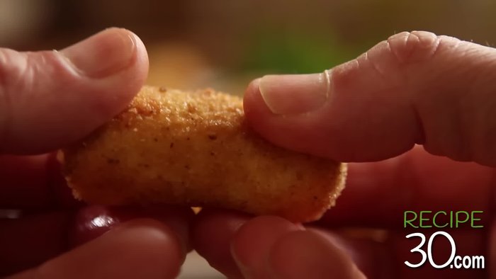 Préparation des pommes de terre (épluchage, découpe...).