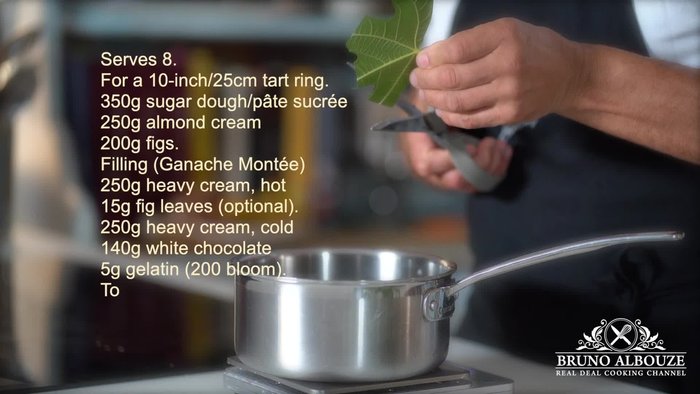 Infuser la moitié de la crème épaisse (250g) avec des feuilles de figue. Laisser infuser toute la nuit au réfrigérateur, puis réchauffer et passer au tamis.