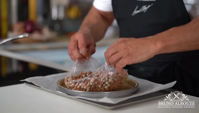 Précuire la pâte brisée.