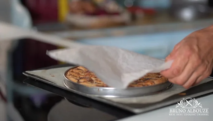 Retourner la tarte et laisser refroidir complètement.