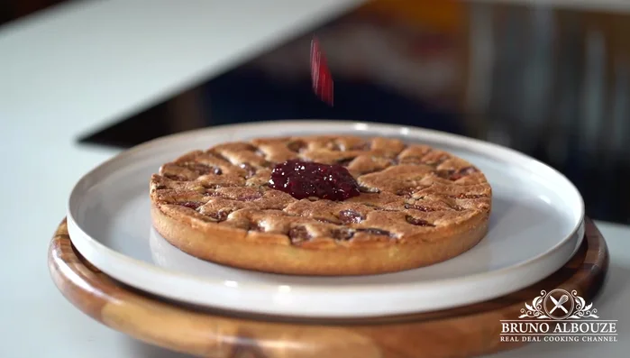 Étaler de la confiture de fruits rouges ou de la marmelade de figues aux myrtilles sur la tarte refroidie.
