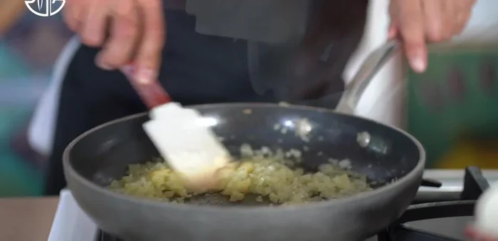 Ajouter la viande effilochée et le bouillon de légumes. Si vous utilisez de la viande hachée, la faire cuire plus longtemps.