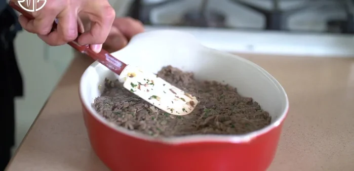 Dans un plat à gratin, étaler uniformément le mélange de viande. Garnir de purée de pommes de terre.