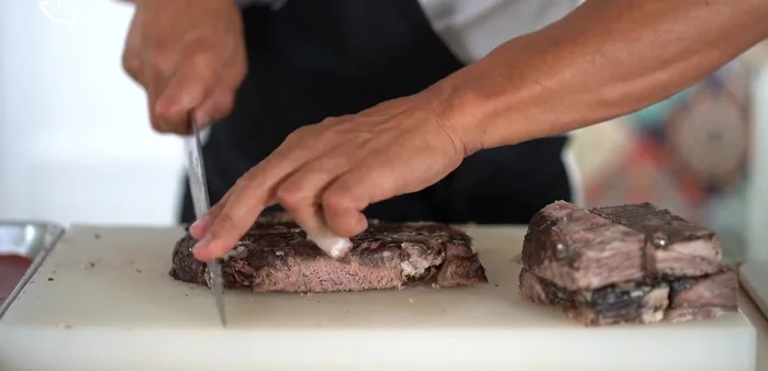 Déchiqueter les restes de viande à la fourchette. Jeter les cartilages et les os.
