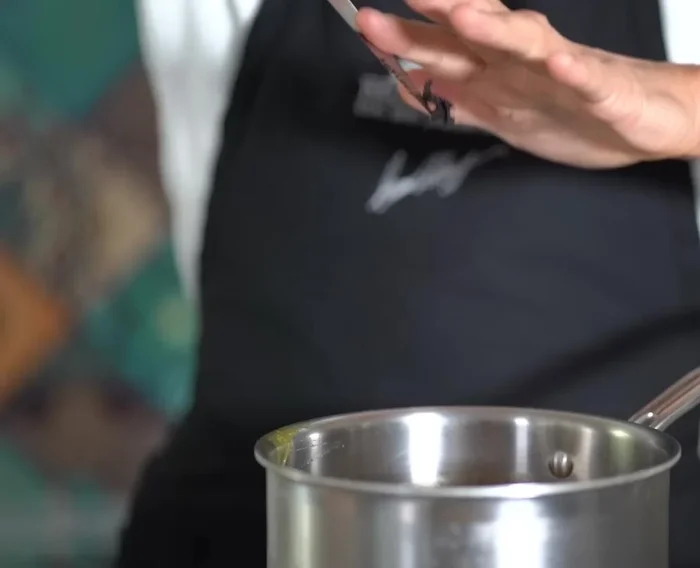 Préparer la garniture à la mandarine: chauffer la purée de mandarine avec du jus de citron et de la vanille. Ajouter le mélange de sucre, dextrose et agar-agar. Porter à ébullition et cuire 5 minutes. Laisser refroidir 10 minutes.