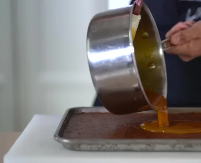 Couvrir les barres avec la garniture à la mandarine.