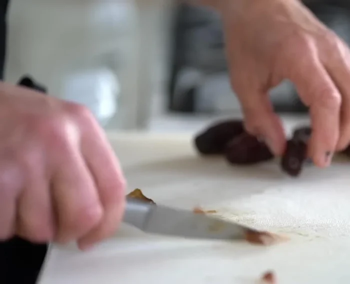Préparer la pâte de dattes: chauffer les dattes avec des pamplemousses, du jus de citron et un peu d'eau, puis réduire en purée au robot culinaire.