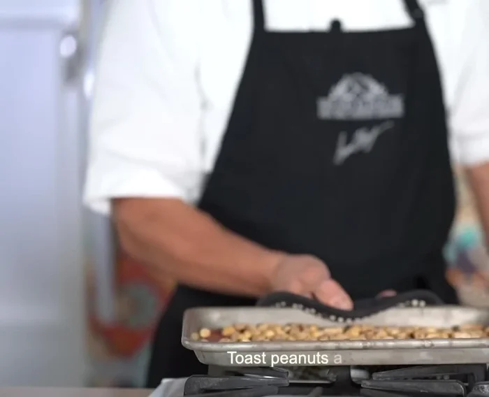 Mélanger la moitié de la pâte de dattes avec le beurre de cacahuète.