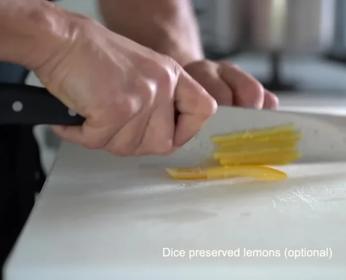 Couper en dés une partie du zeste de citron confit (ou utiliser des zestes d'agrumes).