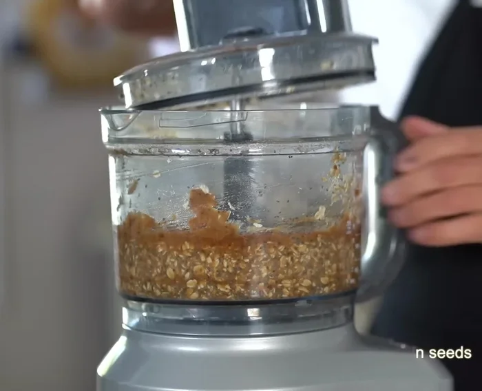Ajouter la moitié des cacahuètes grillées au mélange.