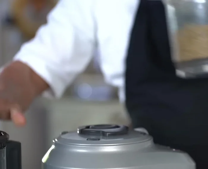 Étaler le mélange uniformément dans un moule, ajouter le reste des cacahuètes.