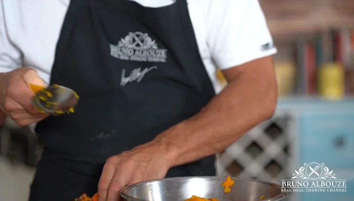 Évidez les courges, conservez la chair pour la tarte et gardez la peau pour une autre utilisation.