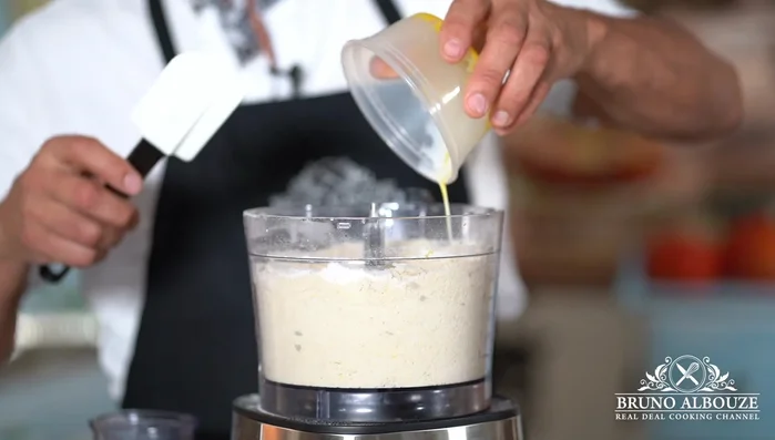 Incorporez les œufs et le lait à la pâte jusqu'à obtention d'une consistance homogène.