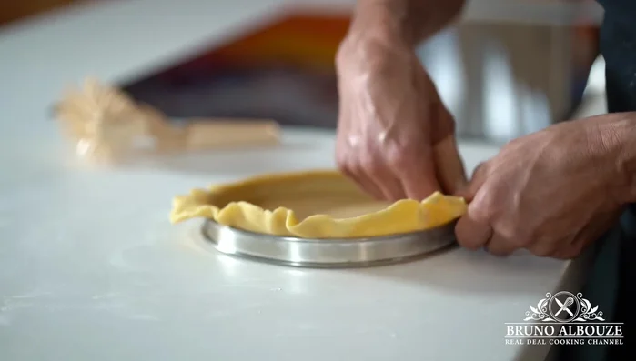 Précuisez les fonds de tarte pendant 15 minutes avec des poids à tarte.